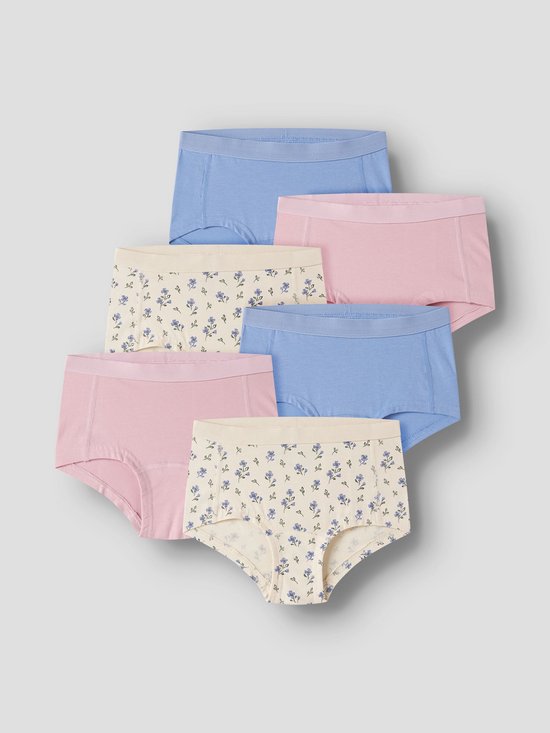 Een set van zes Name It hipster onderbroeken in blauw, roze en met bloemenprint.
