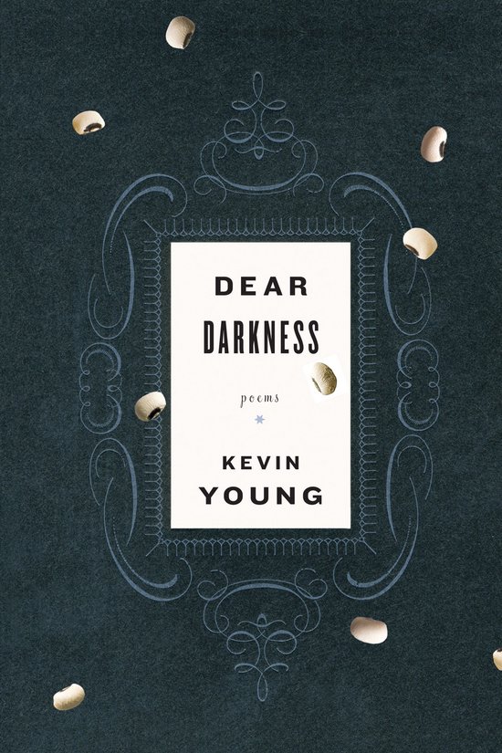 Boekcover met de titel 'DEAR DARKNESS' in sierlijke letters, omringd door witte bonen op een donkere achtergrond.