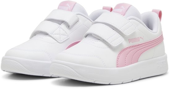 Baskets Puma blanches avec détails roses et fermeture à scratch.