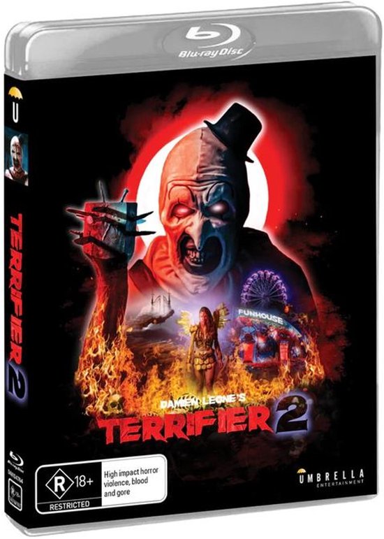 Blu-ray hoes van 'Terrifier 2'. Een clown met een hoed, omringd door vuur, met een reuzenrad en een funhouse op de achtergrond. 'Terrifier 2' is in rode letters weergegeven.