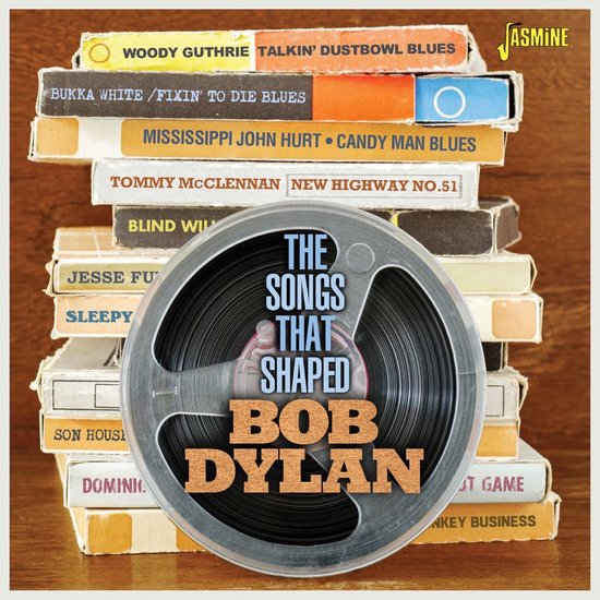 Stapel oude vinylplaten met de titel 'The Songs That Shaped Bob Dylan'. De titels van de artiesten zijn zichtbaar, waaronder Woody Guthrie, Bukka White en Mississippi John Hurt.