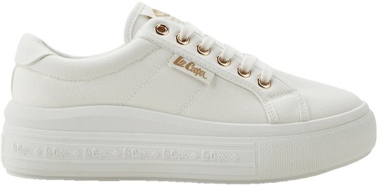 Zij-aanzicht van een witte Lee Cooper platform sneaker met gouden veters en logo. De zool is bedrukt met 'Lee Cooper' tekst.