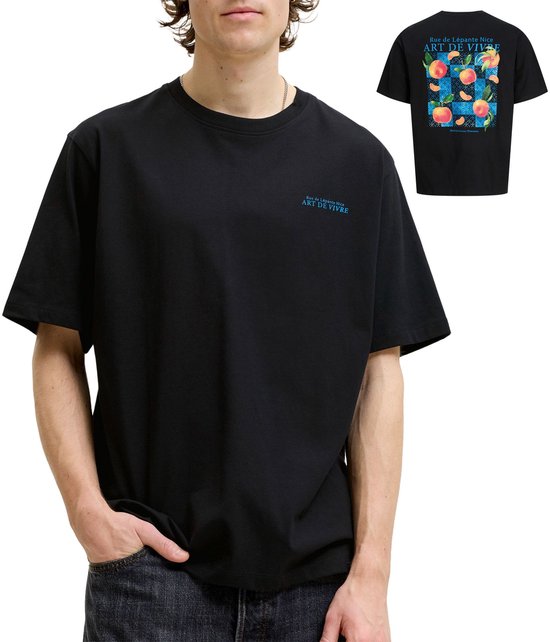 Zwarte T-shirt met blauwe tekst op de borst en een ingevoegde afbeelding van de rugprint met sinaasappels.