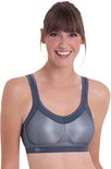 Model draagt een grijze sportbeha met zilverkleurige mesh cups en versterkte naden.