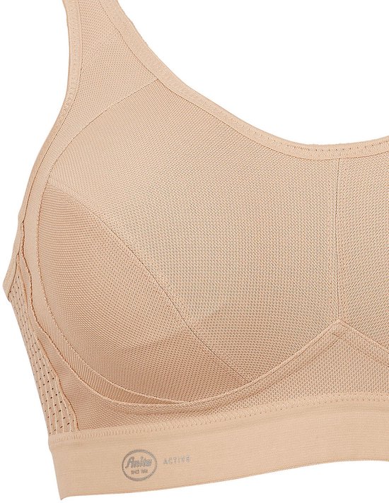 Detail van een beige sportbeha met mesh en naden.