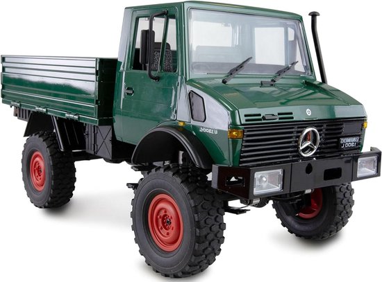 Groene Unimog 1300 L radiografisch bestuurbare truck, zijaanzicht met oranje velgen.