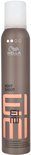 Wella EIMI Root Shoot, volumiserende mousse met koraalkleurige letters.