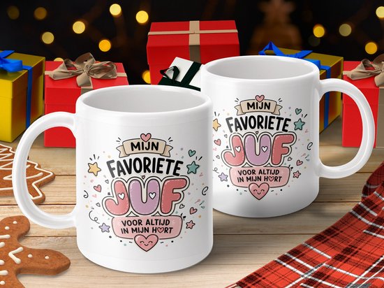 Twee witte mokken met de tekst "MIJN FAVORIETE JUF VOOR ALTIJD IN MIJN HORT" in kleurrijke letters, versierd met hartjes en sterren. Op de achtergrond cadeaus en kerstversiering.