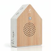 Huisvormige geluidsmachine met houten voorkant, bewegingssensor en luidspreker.