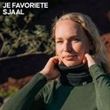 Een vrouw met blond haar die een donkergrijze colsjaal van merinowol in de handen heeft en deze aanpast.