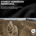 Schaap in een landschap, met een close-up van zwarte merinowollen stof en OEKO-TEX label.