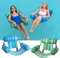 Deux personnes dans une piscine flottant dans des chaises longues rayées, une bleue, une verte.