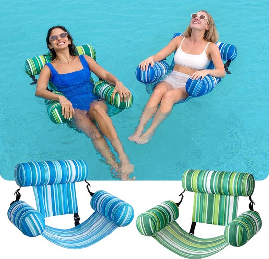 Deux personnes dans une piscine flottant dans des chaises longues rayées, une bleue, une verte.