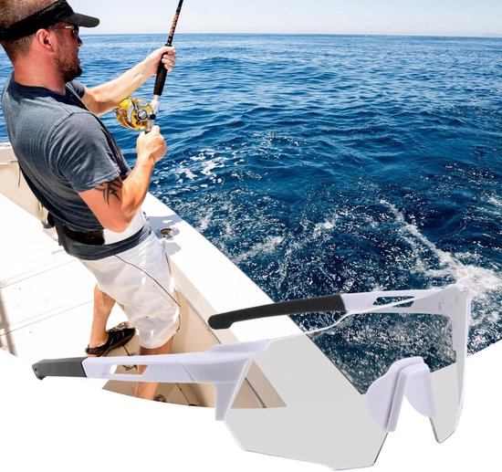 Witte sportbril met groot, helder glas. Man vist op een boot, draagt een pet en zonnebril.