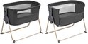 Deux co-sleepers Maxi-Cosi Tori gris foncé avec côtés en mesh et pieds beiges.