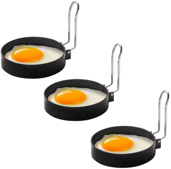 Drie ronde bakringen met gebakken eieren erin, op een witte achtergrond.