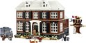 LEGO model van een huis met sneeuw, kerstdecoratie, figuurtjes en een bezorgbusje.