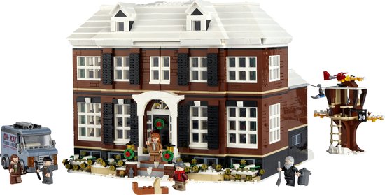 LEGO model van een huis met sneeuw, kerstdecoratie, figuurtjes en een bezorgbusje.