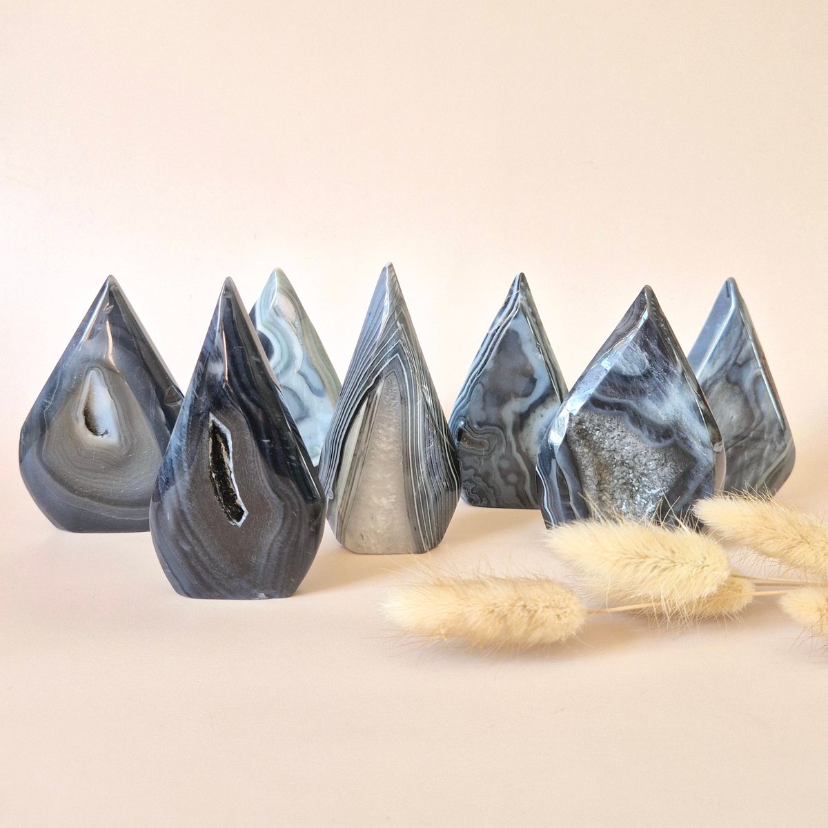 Druzy Black Agate Flame (50–100g) – Mysterie & Magie in Vlamvorm