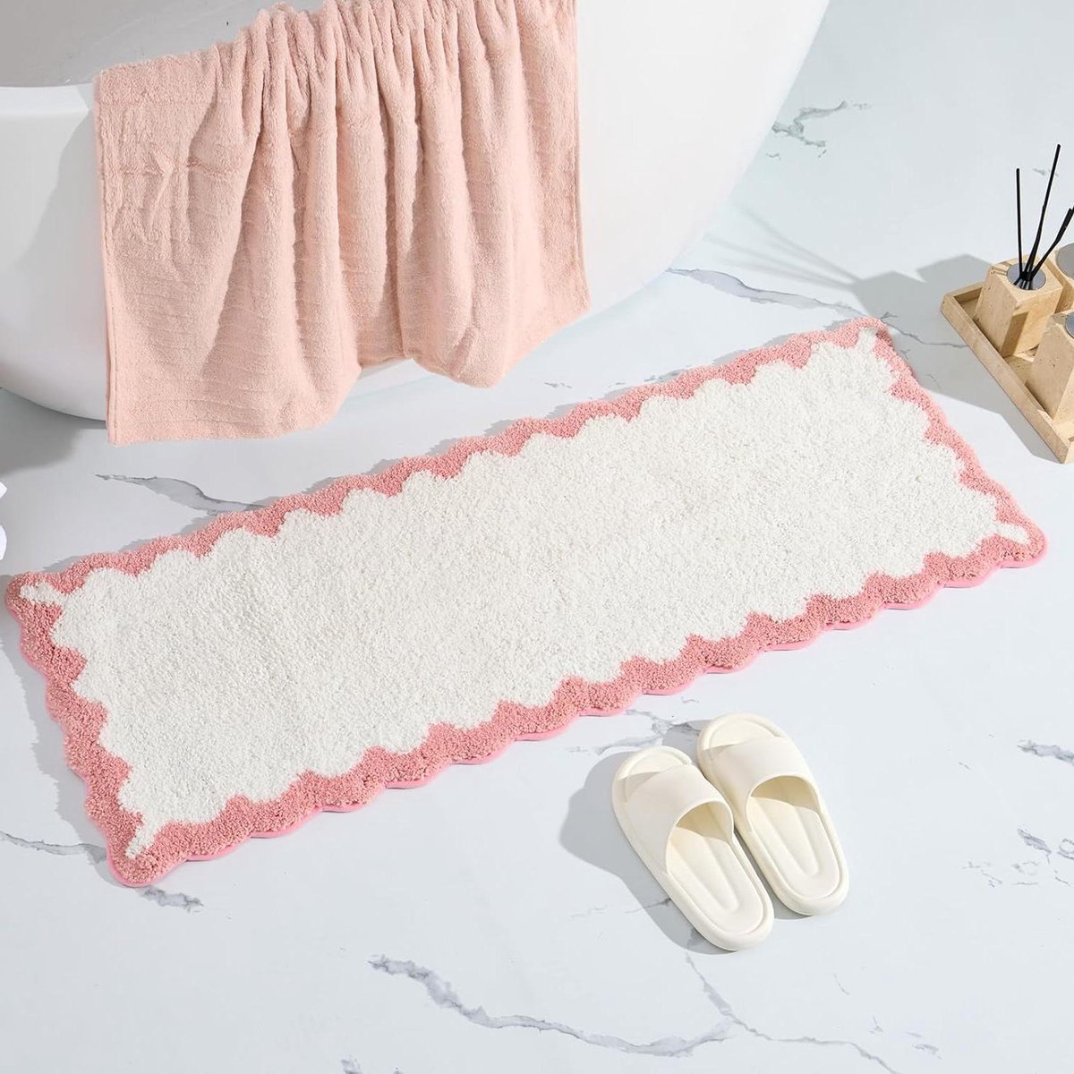 Badkamertapijt Loper - Badmat Schelp - Badkamer Decoratie - Zacht Geschulpt Ontwerp - 43 x 119 cm - Roze en Wit
