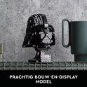 Een LEGO Darth Vader helm staat op een plank. De helm is zwart en gedetailleerd.