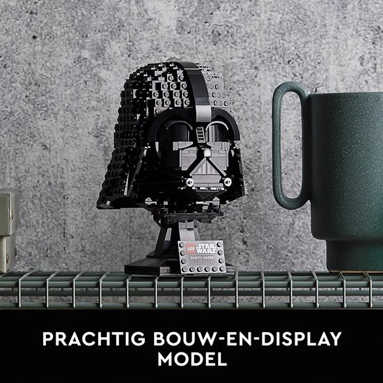 Een LEGO Darth Vader helm staat op een plank. De helm is zwart en gedetailleerd.