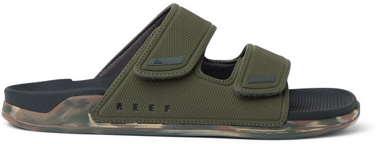 Donkergroene slipper met camouflage zool en klittenbandsluitingen.