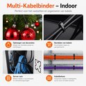 Zwarte kabelbinders in gebruik voor het ophangen van kerstdecoratie, bundelen van kabels en kabelbeheer.