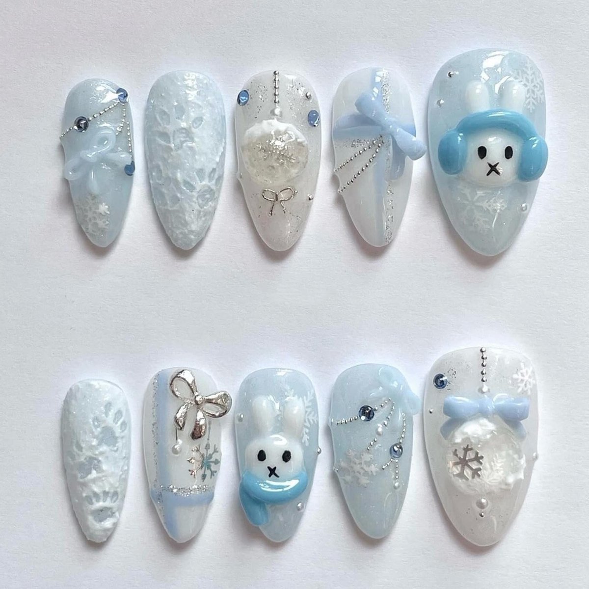 Handgemaakte 30-delige Set Amandelvormige Druknagels met 3D Strik en Schattig Konijn Ontwerp, Sprankelende Sneeuwvlokken en Parels, Perfect voor Feestelijke Gelegenheden