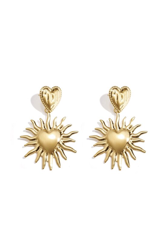 Gouden oorbellen met hartvormige top en zon met hartvormige kern, witte achtergrond.