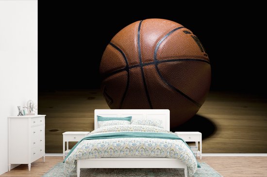 Papier peint - Papier peint photo Un ballon de basket à l'honneur dans une salle - Largeur 420 cm x hauteur 280 cm