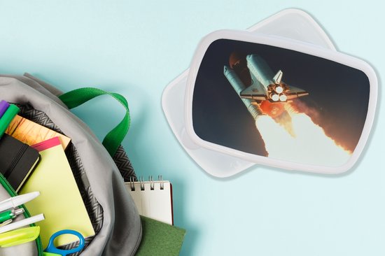Broodtrommel Wit - Lunchbox - Brooddoos - Lancering van een spaceshuttle in het heelal - 18x12x6 cm - Volwassenen