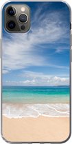 Geschikt voor iPhone 13 Pro Max hoesje - Een tropisch strand op Hawaii waar de golven aanspoelen op - Siliconen Telefoonhoesje
