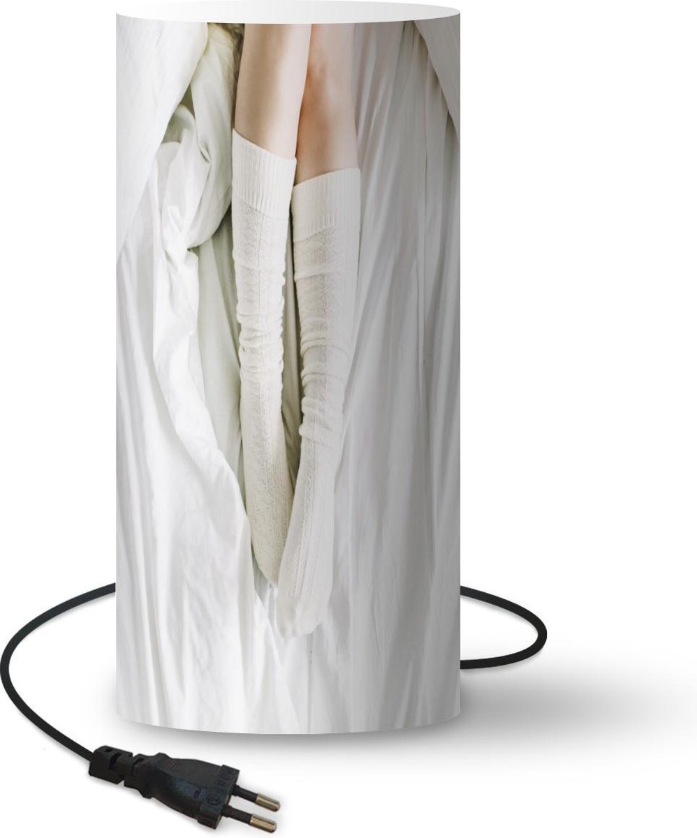Lamp - Nachtlampje - Tafellamp slaapkamer - Winter - Bed - Sokken - 33 cm hoog - Ø15.9 cm - Inclusief LED lamp