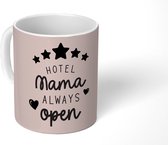 Mok - Koffiemok - Spreuken - Quotes Hotel Mama Always Open - Mama cadeau - Moeder - Moederdag - Liefste mama - Mokken - 350 ML - Beker - Koffiemokken - Theemok - Mok met tekst