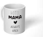 Mok - Koffiemok - Spreuken - Quotes Hotel Mama Always Open - Beste moeder - Moederdag - Mama cadeau - Zwart - Wit - Mokken - 350 ML - Beker - Koffiemokken - Theemok - Mok met tekst