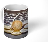 Mok - Koffiemok - Bitcoins op een laptop - Mokken - 350 ML - Beker - Koffiemokken - Theemok