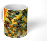 Mok - Close-up van de zaden in de kern van een overheerlijke papaja vrucht - 350 ML - Beker