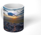 Mok - Een zonsondergang aan het eind van de horizon in het nationaal park Phu Hin Rong Kla - 350 ML - Beker