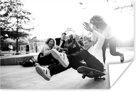 Poster Vrienden zijn aan het skateboarden en lachen in het park - zwart wit - 180x120 cm XXL