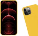 iPhone 13 Pro dans une coque de téléphone jaune à côté de l'arrière de la coque.