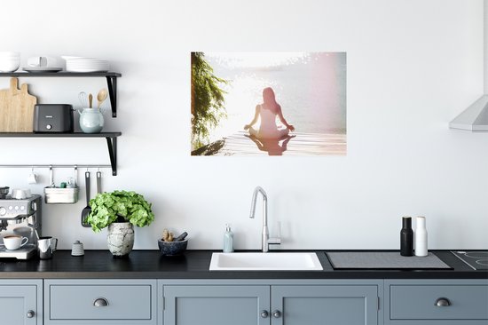 Une femme pratique le yoga sur une jetée Poster 60x40 cm - Tirage photo sur Poster (décoration murale salon / chambre)