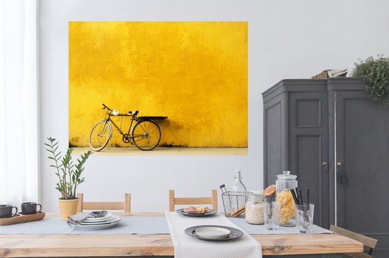 Un vélo sur fond jaune Poster 160x120 cm - Tirage photo sur Poster (décoration murale salon / chambre) XXL / Groot format!