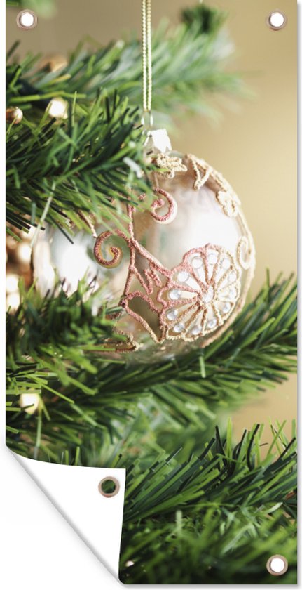 Wanddecoratie buiten Close up van kerst ornamenten in kerstboom - 80x160 cm  - Tuindoek... | bol.com