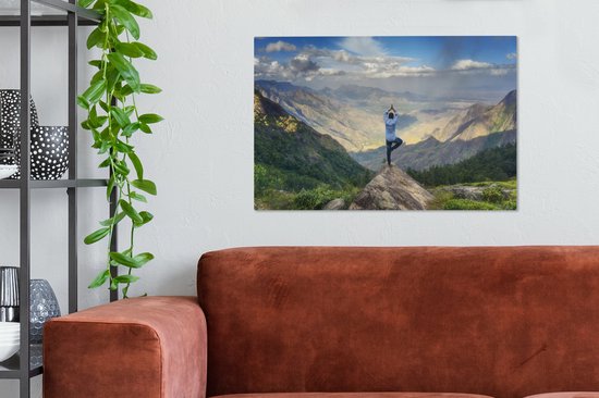 Un homme assume une posture de yoga sur une toile de sommet de montagne 60x40 cm - Tirage photo sur toile (Décoration murale salon / chambre)