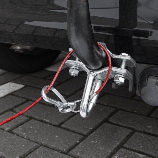 Rode breekkabel met metalen bevestiging om een trekhaak gemonteerd.