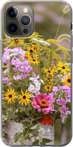 Geschikt voor iPhone 12 Pro hoesje - Bloemen - Gieter - Kleur - Siliconen Telefoonhoesje