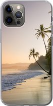 Geschikt voor iPhone 13 Pro hoesje - Strand - Zee - Palmboom - Siliconen Telefoonhoesje