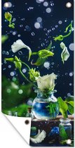 Tuinposter Druppel - Rozen - Bloemen - 40x80 cm - Wanddecoratie Buiten - Tuinposter - Tuindoek - Schuttingposter - Tuinschilderij