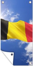 Tuinposter De vlag van België wappert in de lucht - 30x60 cm - Tuindoek - Buitenposter